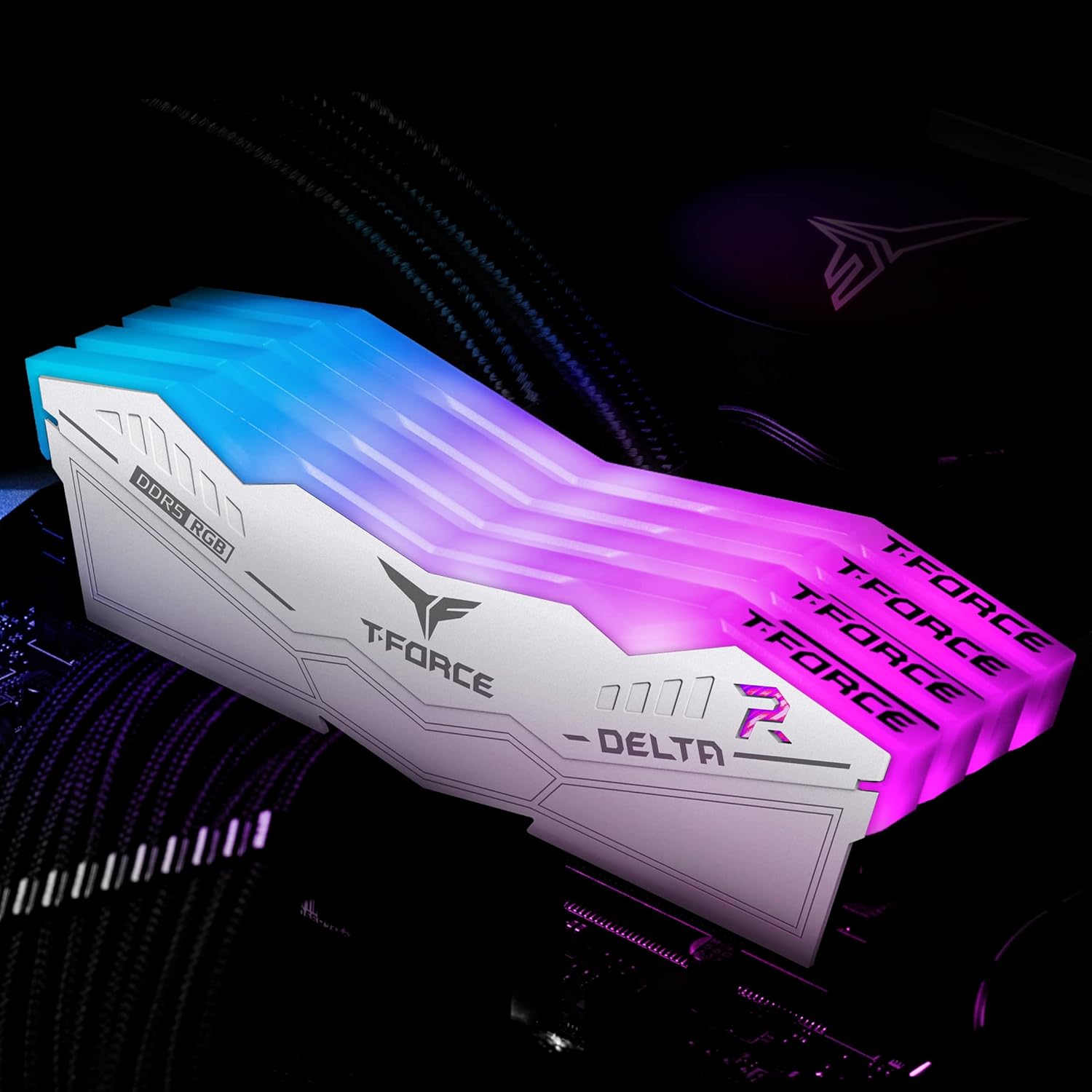 Detalle de los materiales y disipador de TeamGroup T-Force Delta RGB DDR5 32GB 6000MHz