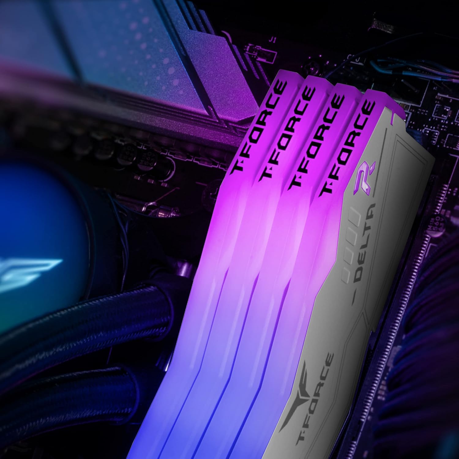 Vista lateral de la memoria TeamGroup T-Force Delta RGB DDR5 32GB 6000MHz